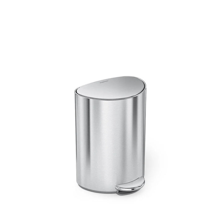Poubelle à pédale Simplehuman 6 l en inox brossé, vue de trois quarts avant