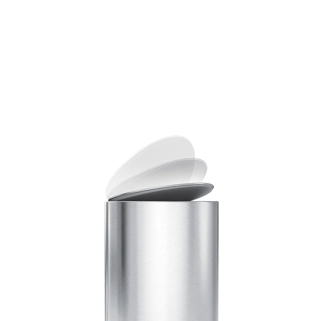 Poubelle à pédale Simplehuman 6 l, détail du couvercle qui se ferme