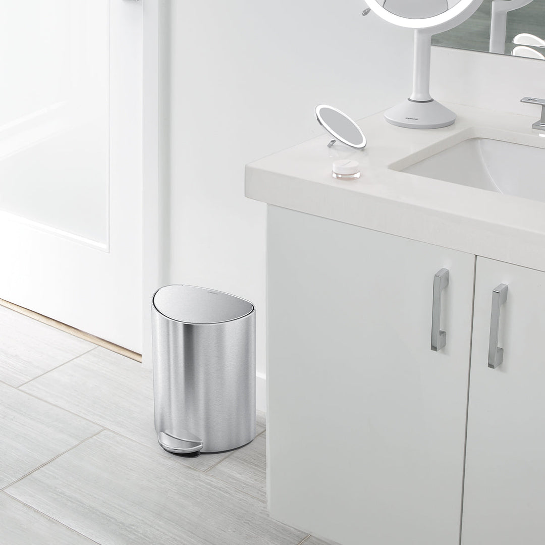 Poubelle à pédale Simplehuman 6 l en inox à côté du lavabo dans la salle de bain