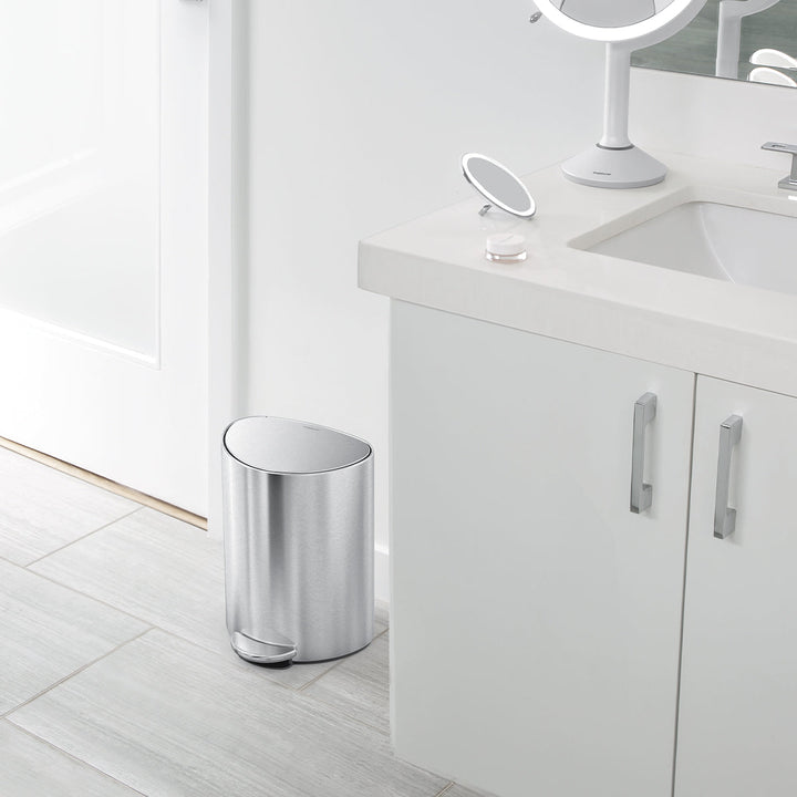Poubelle à pédale Simplehuman 6 l en inox à côté du lavabo dans la salle de bain