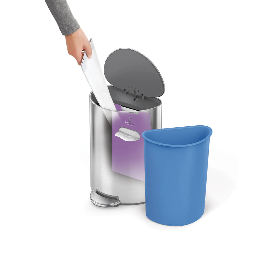 Poubelle à pédale Simplehuman 6 l avec seau intérieur retiré et distributeur de sacs