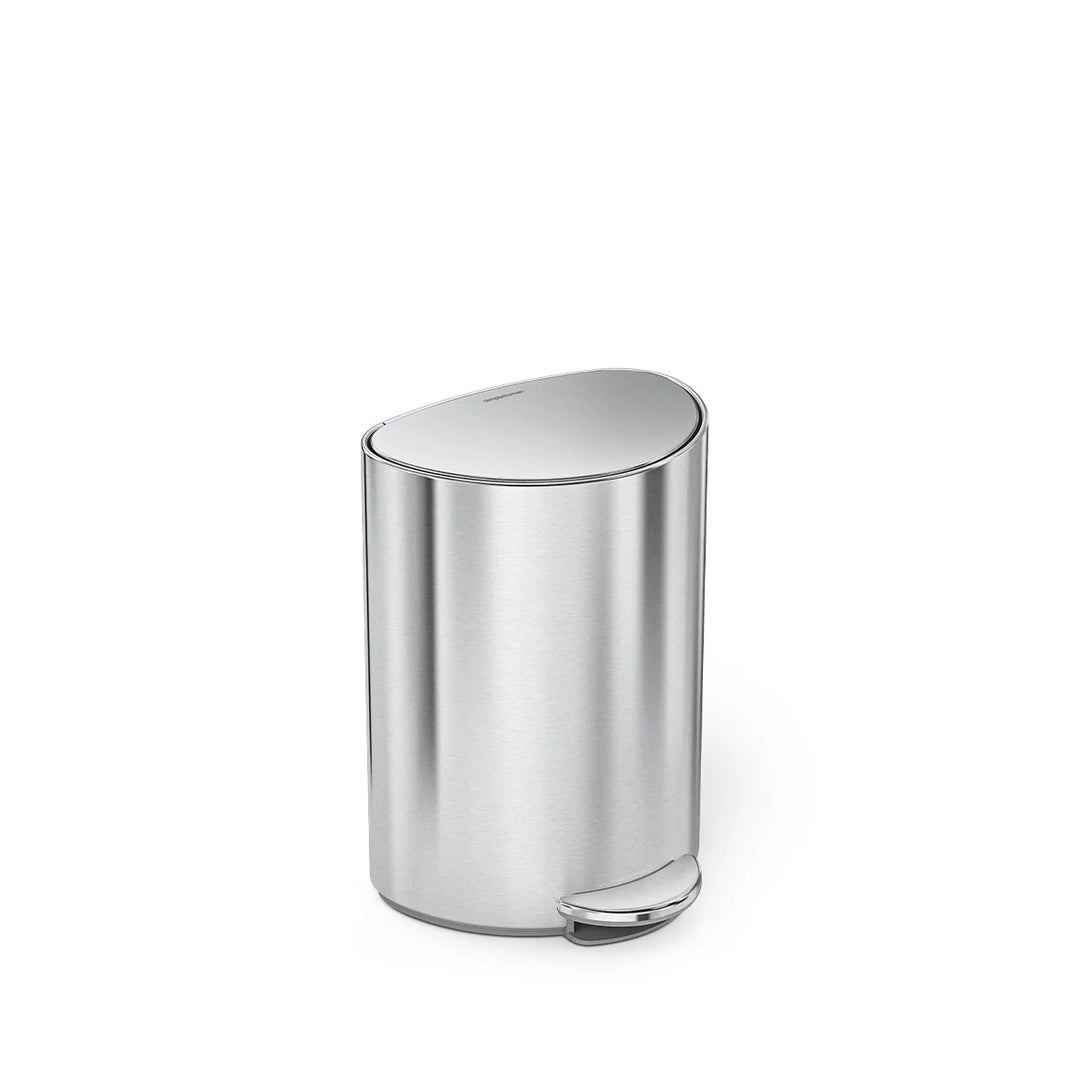 Simplehuman Abfalleimer 6 l aus gebürstetem Edelstahl mit Pedal, Ansicht von schräg vorne