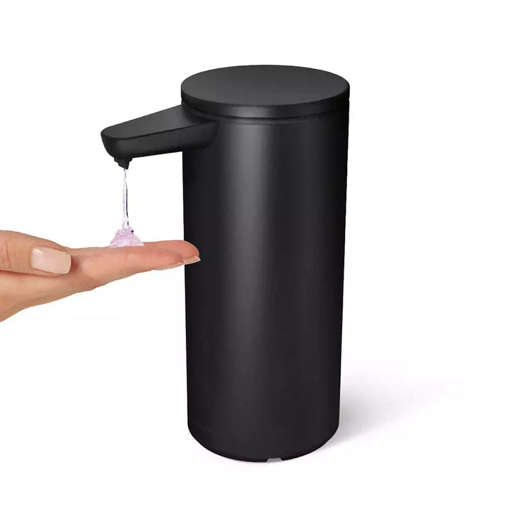 Distributeur de savon à capteur Simplehuman 414 ml, noir, verse du savon liquide dans une main