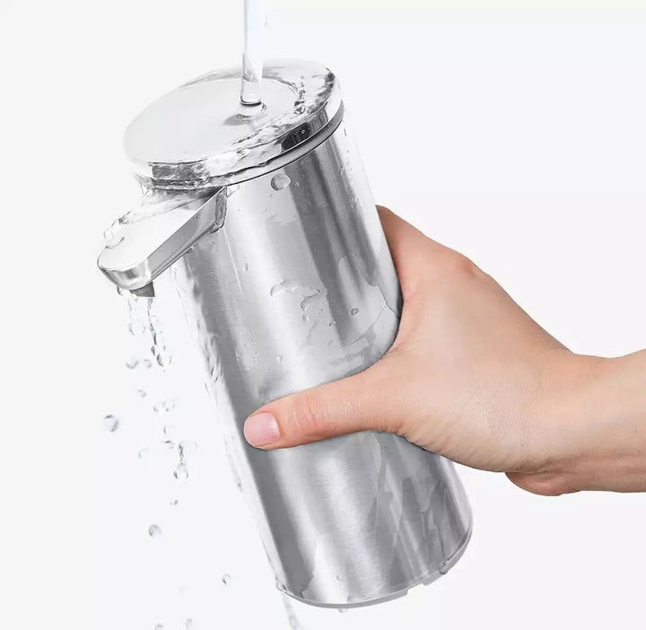 Simplehuman Sensorspender wird unter fliessendem Wasser abgespült