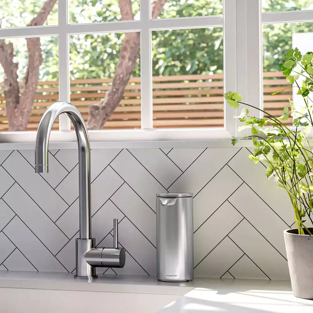 Simplehuman Sensorspender in Edelstahl neben dem Wasserhahn in einer Küche