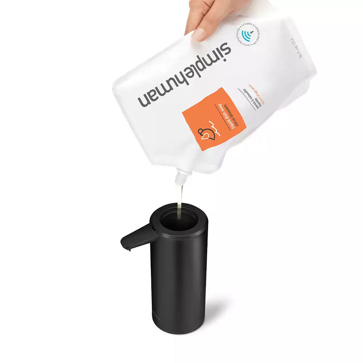 Nachfüllbeutel wird oben in den Simplehuman Sensorspender gegossen