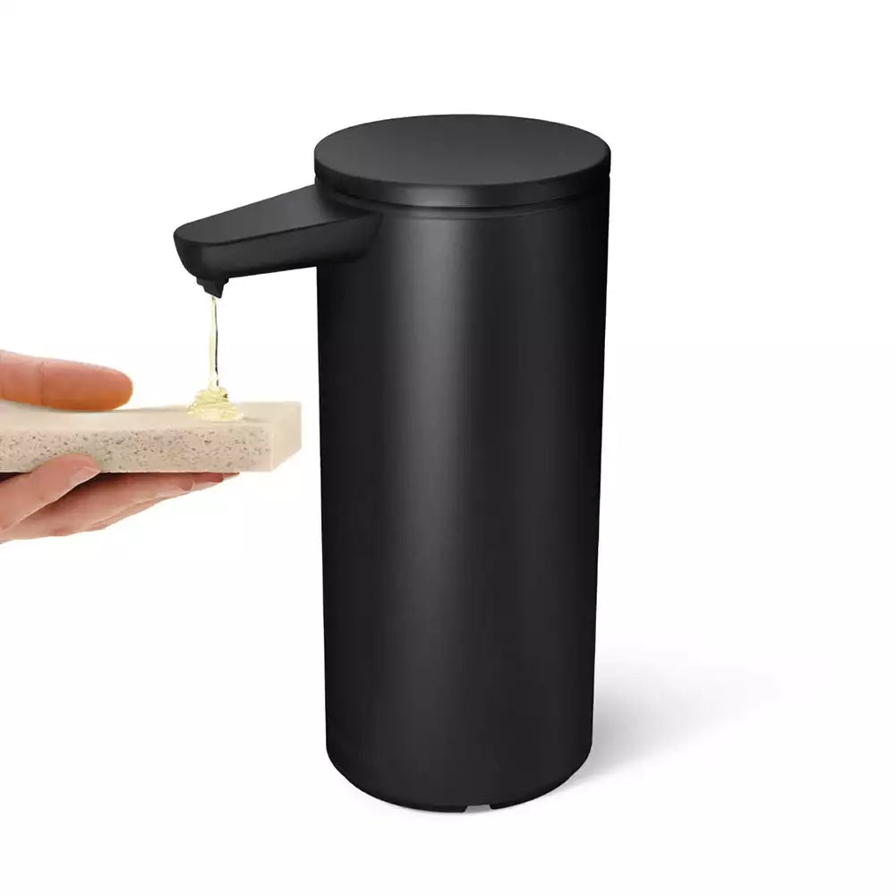 Simplehuman Sensorspender gibt Spülmittel auf einen Schwamm