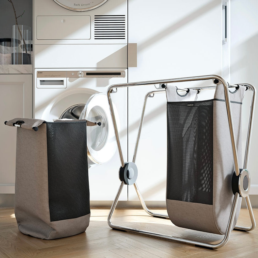 Panier à linge Simplehuman à cadre en X dans la buanderie, un sac à linge retiré