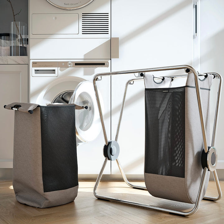 Panier à linge Simplehuman à cadre en X dans la buanderie, un sac à linge retiré