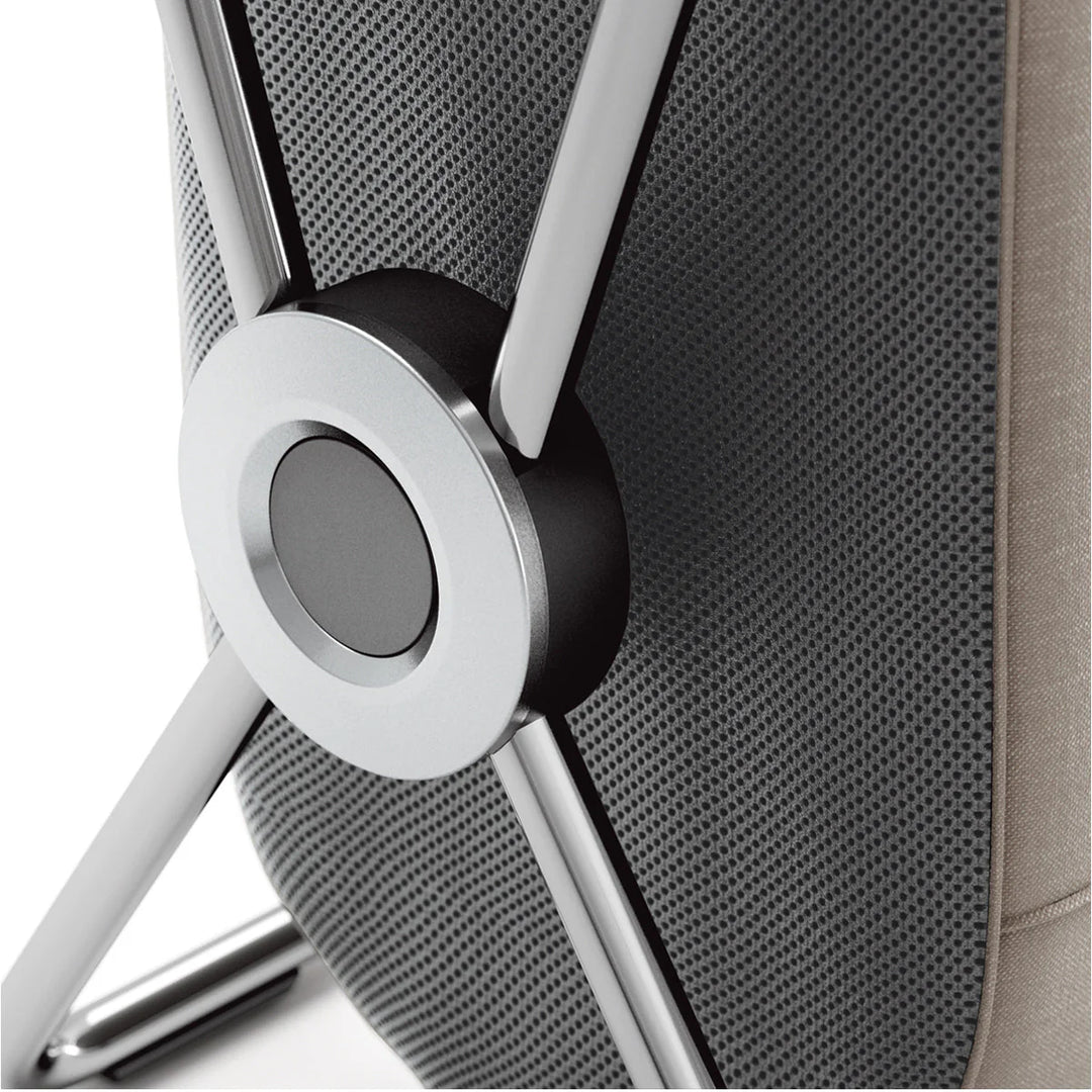 Panier à linge Simplehuman à cadre en X, gros plan de l'articulation pivotante