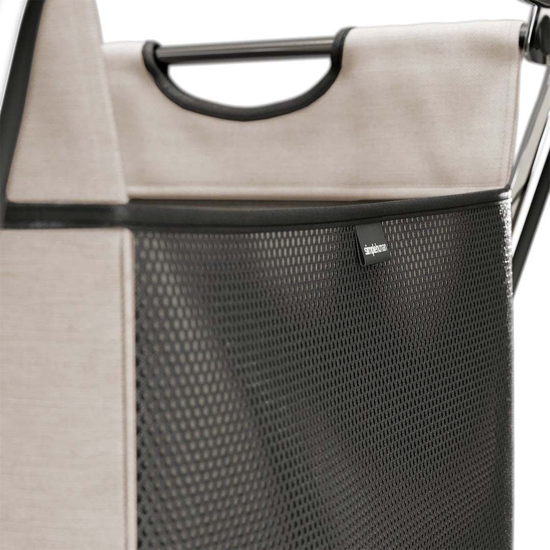 Panier à linge Simplehuman à cadre en X, gros plan de la poignée et de l'insert en filet