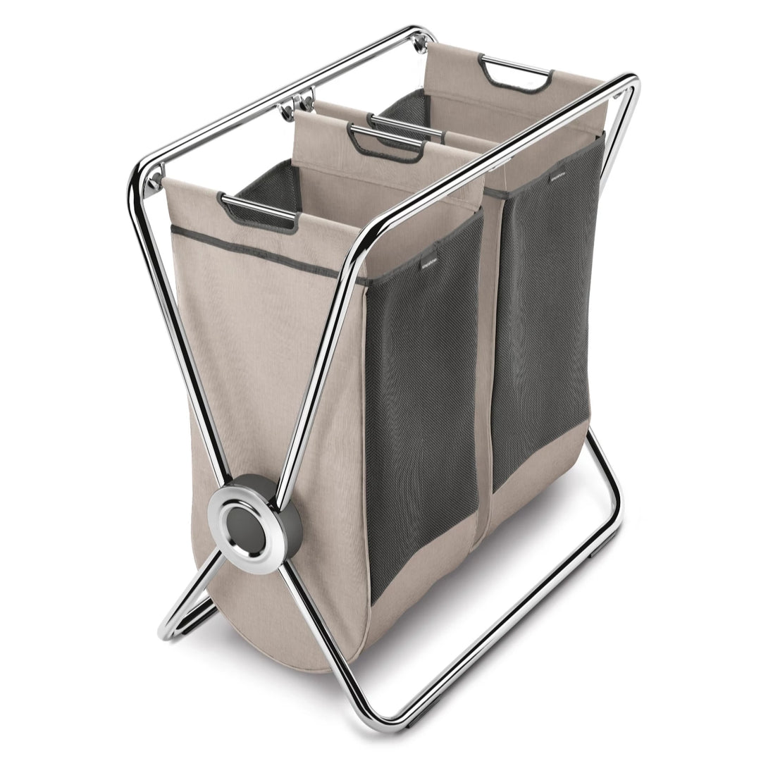 Simplehuman Wäschekorb mit X-Rahmen in Beige, zwei Säcke à 70 l, Ansicht von schräg vorne