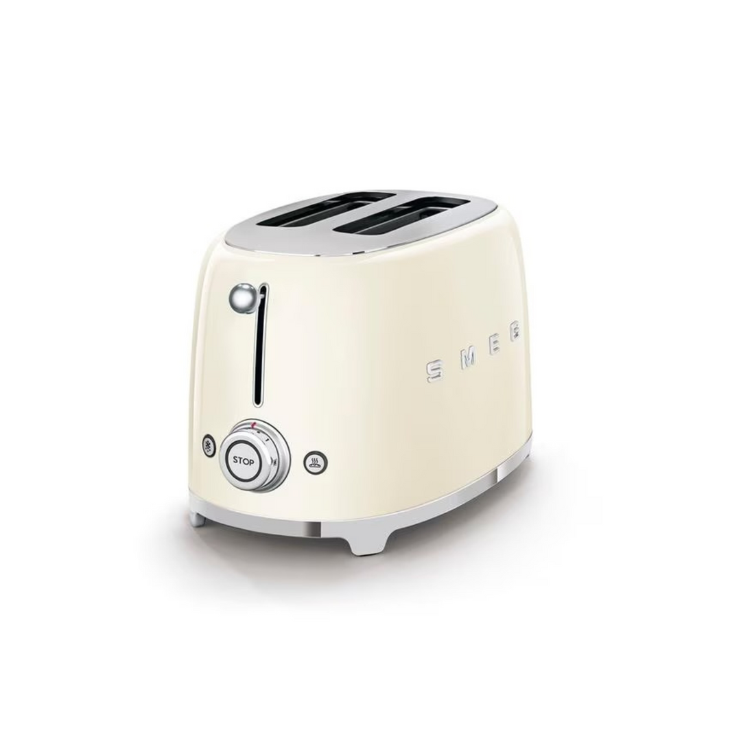 SMEG Toaster 50s Retro Style in Creme aus schräger Perspektive mit zwei breiten Toastschlitzen
