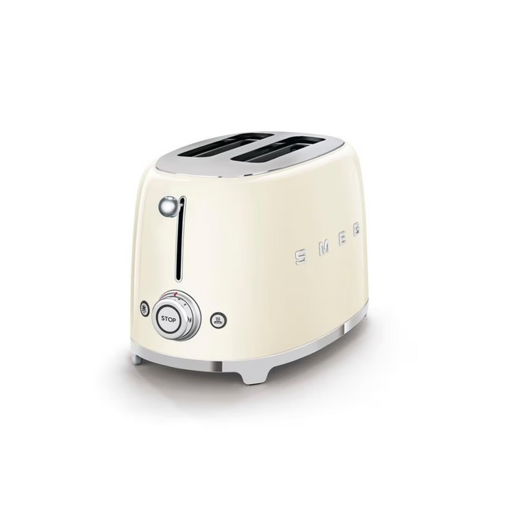 SMEG Toaster 50s Retro Style in Creme aus schräger Perspektive mit zwei breiten Toastschlitzen