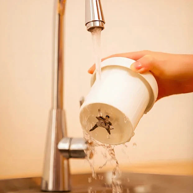 Tragbarer Smoothie Maker Smoothie2Go Pro mit einfacher Reinigung unter dem Wasserhahn für hygienische Nutzung im Alltag