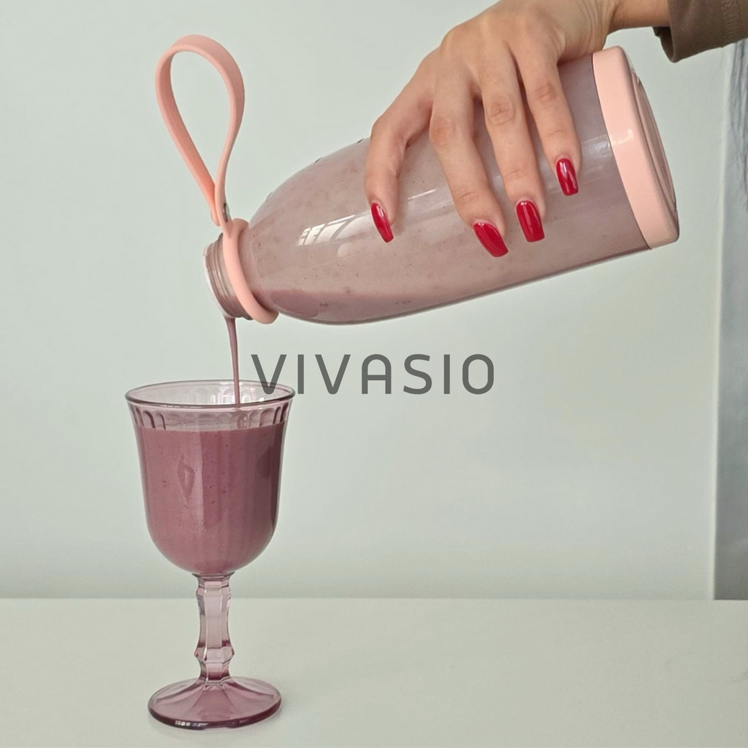 Frisch gemixter Smoothie wird aus dem Smoothie2Go Pro tragbaren Smoothie Maker direkt ins Glas eingeschenkt