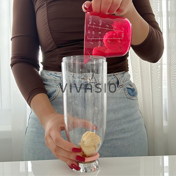 Tragbarer Smoothie Maker Smoothie2Go Pro beim Mixen von frischen Zutaten für cremige Smoothies in wenigen Sekunden