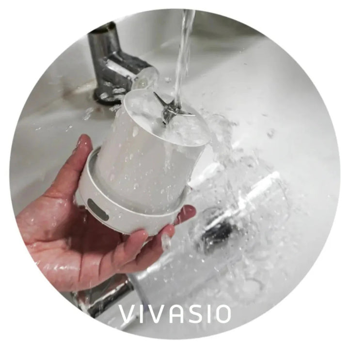 Fresh Juice Smoothie2Go Chic wird unter fliessendem Wasser gereinigt – einfache und hygienische Reinigung