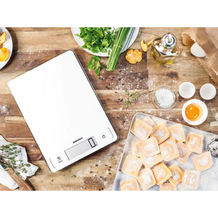 Soehnle Page Profi 300 digitale Küchenwaage beim Backen mit Zutaten auf einer Holzarbeitsfläche