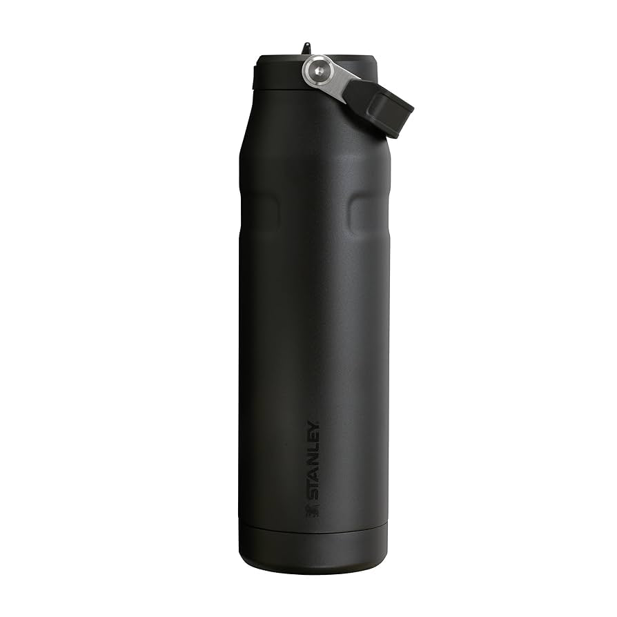 Stanley IceFlow Flip Straw Thermosflasche 1.06 l in Schwarz, Frontansicht mit Tragebügel