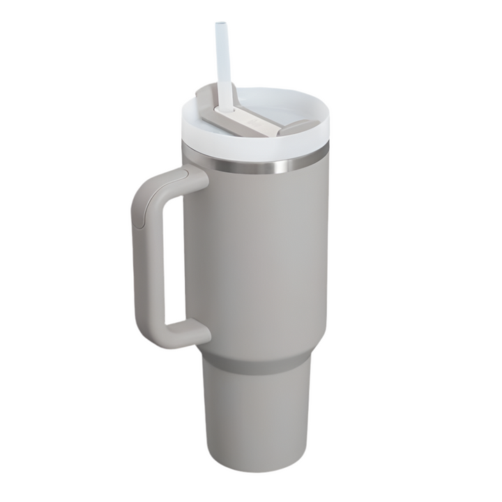 Stanley Quencher H2.0 in Grau, Ansicht von schräg oben mit Strohhalm