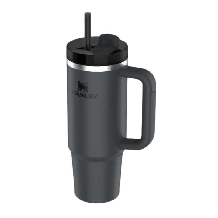 Stanley Quencher H2.0 in Schwarz, Ansicht von schräg oben mit FlowState-Deckel