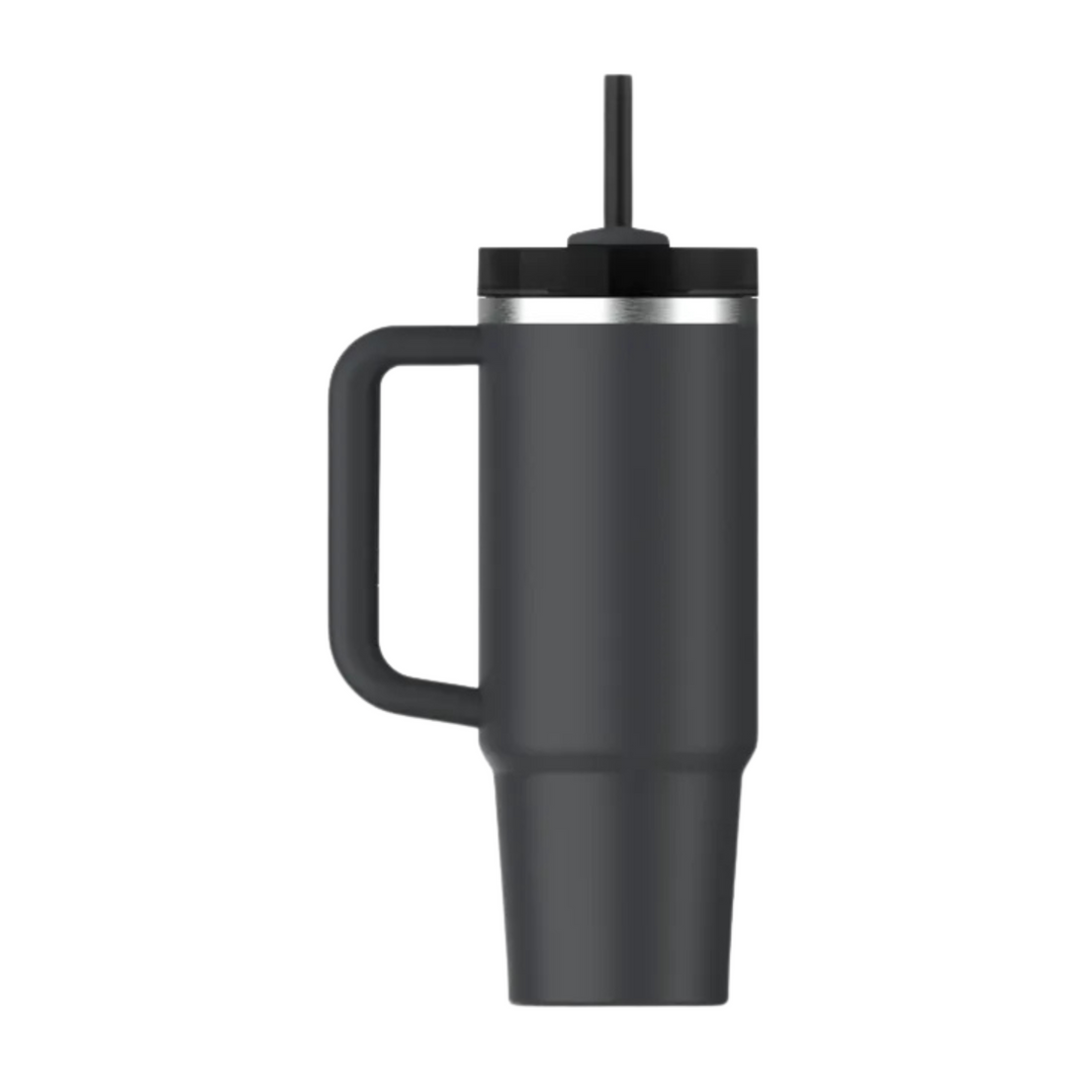 Stanley Quencher H2.0 in Schwarz, Seitenansicht mit Henkel und verjüngtem Fuss