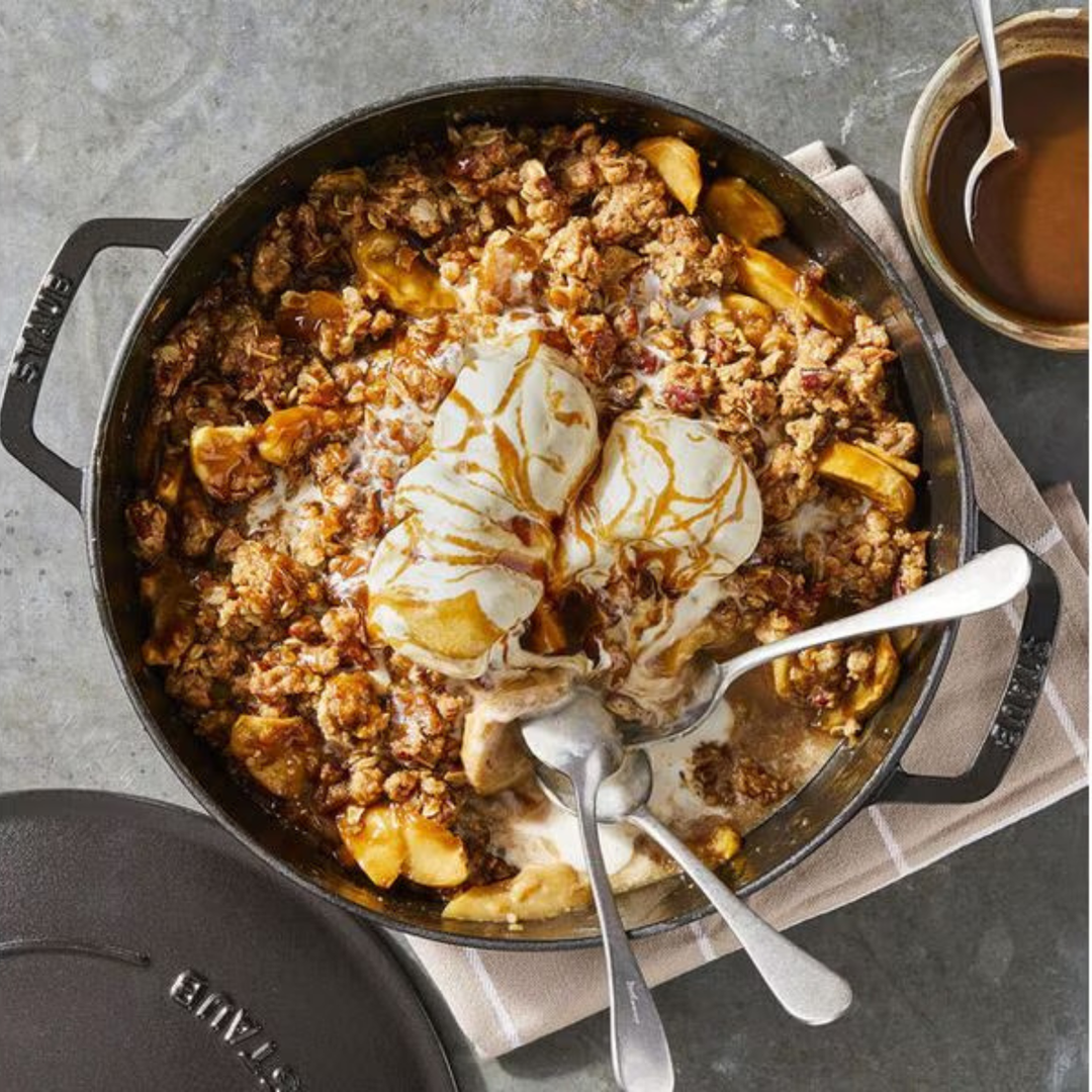 Staub Chistera Bräter 28 cm mit Dessert aus dem Ofen im Gusseisenbräter