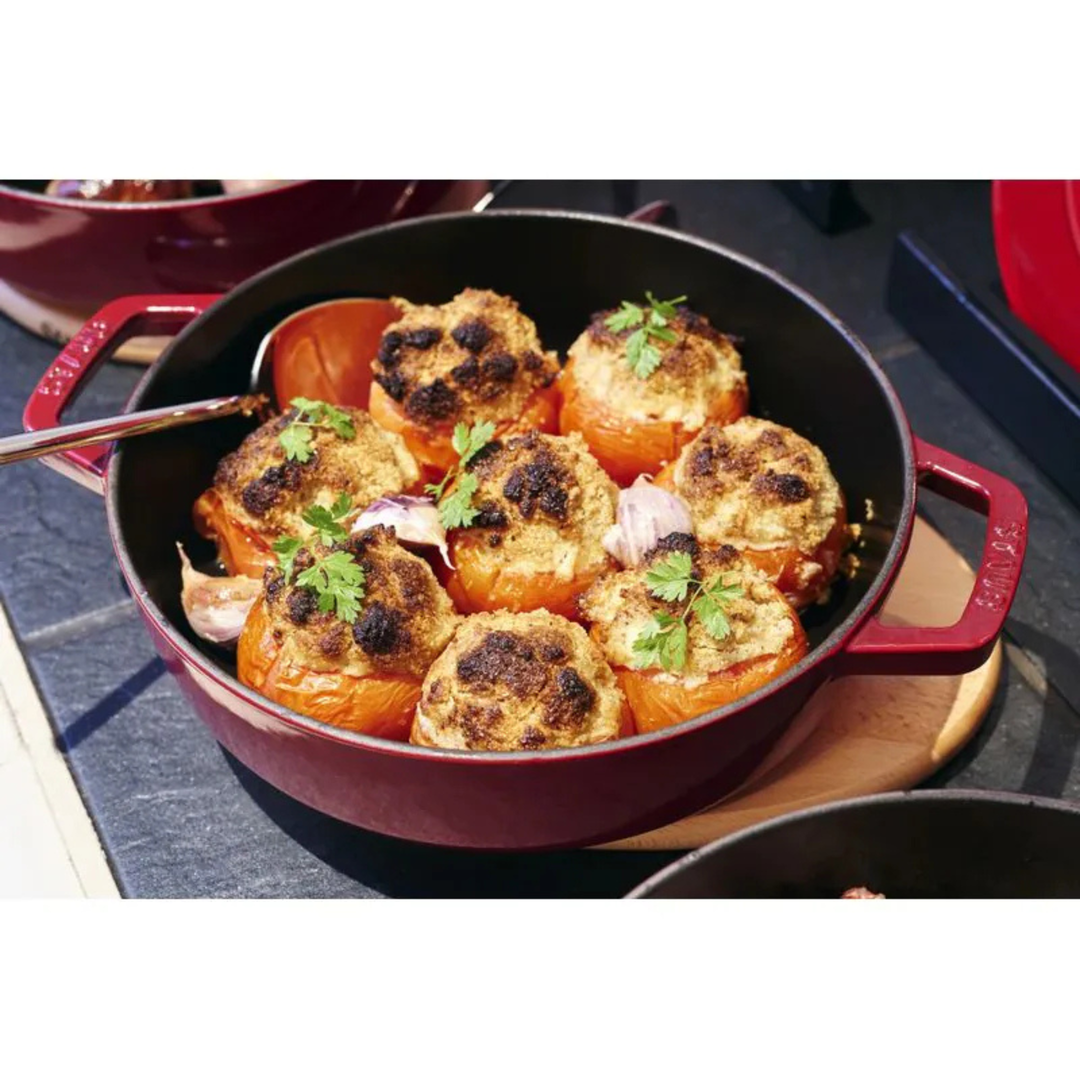 Staub Chistera Bräter 28 cm mit gefüllten Tomaten aus dem Backofen im Gusseisenbräter