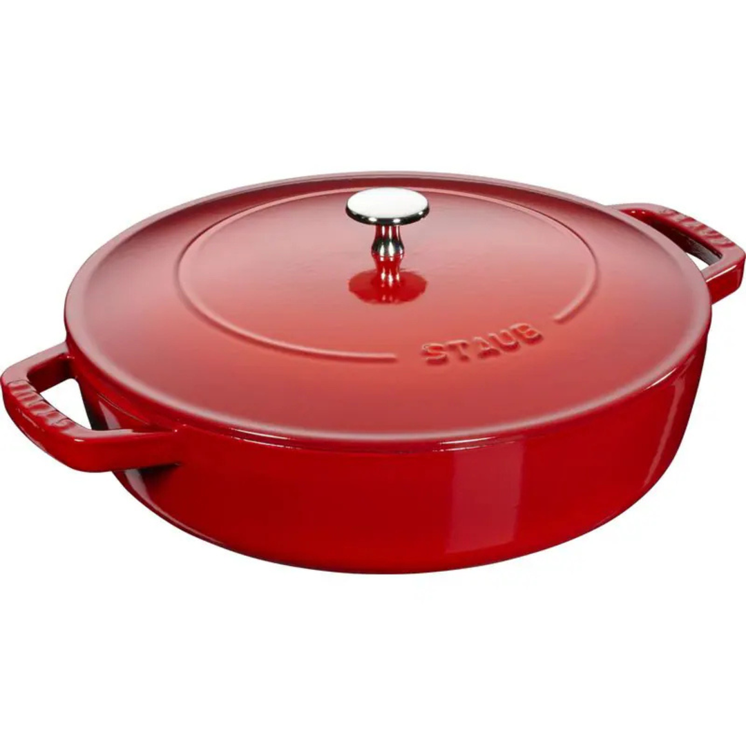 Staub Chistera Bräter 28 cm aus Gusseisen in Rot mit Deckel als freigestelltes Produktbild