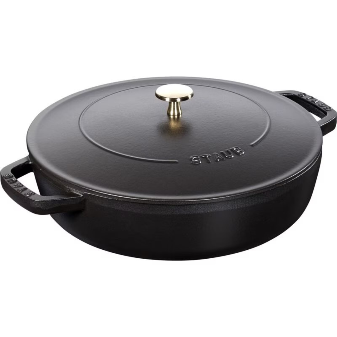 Staub Chistera Bräter 28 cm aus Gusseisen in Schwarz mit Deckel
