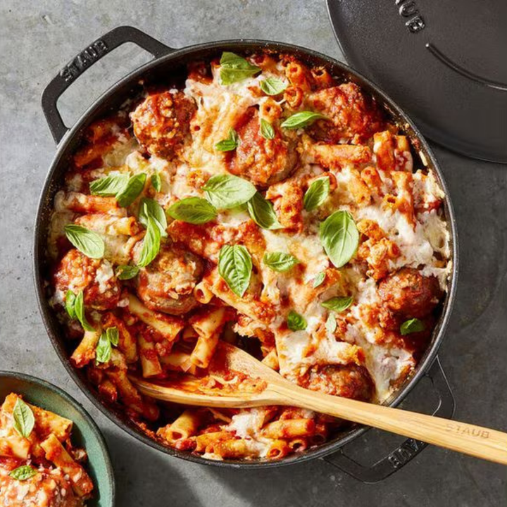 Staub Chistera Bräter 28 cm mit Pasta Gericht für gleichmässiges Schmoren und Garen