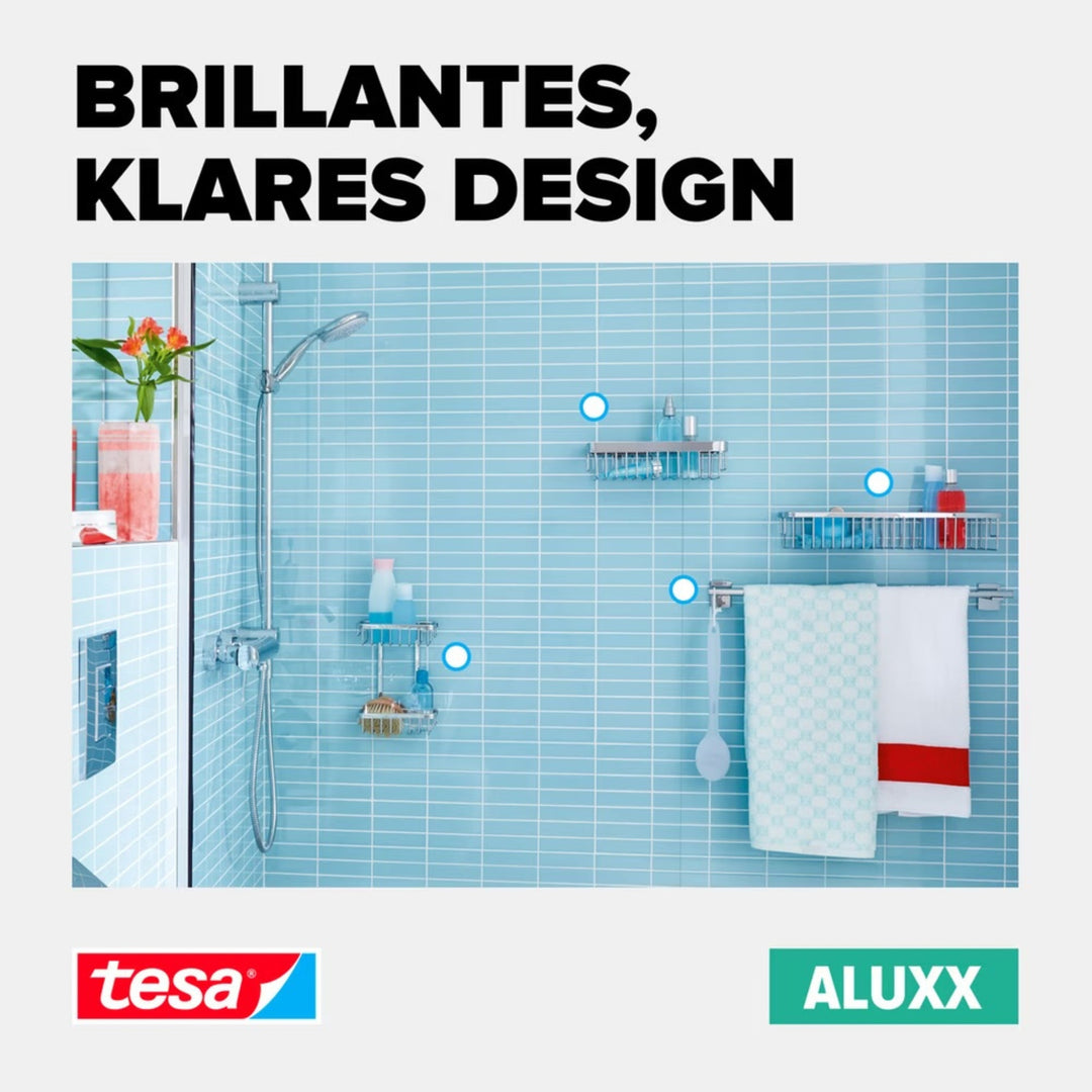 Série de bain tesa Aluxx sur un mur de douche carrelé bleu