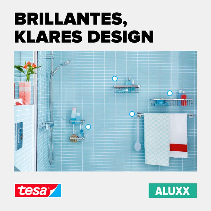 Série de bain tesa Aluxx sur un mur de douche carrelé bleu