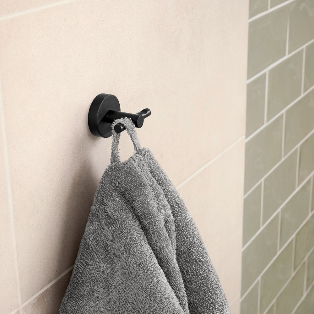 tesa Moon Black Bademantelhaken, Schwarz matt, mit Handtuch an der Wand