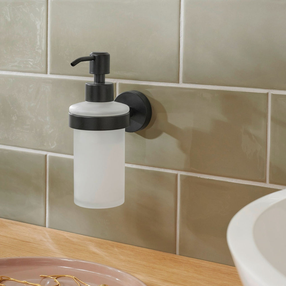 tesa Moon Black Seifenspender, an der Fliesenwand neben dem Waschbecken