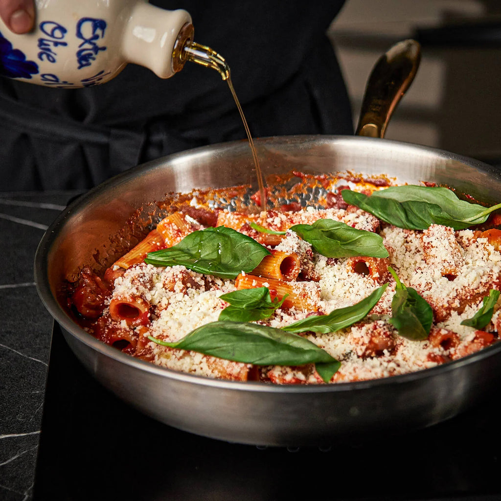 Kochen von Pasta in der Titan Pro Bratpfanne mit gehämmerter Titanoberfläche und gleichmässiger Hitzeverteilung