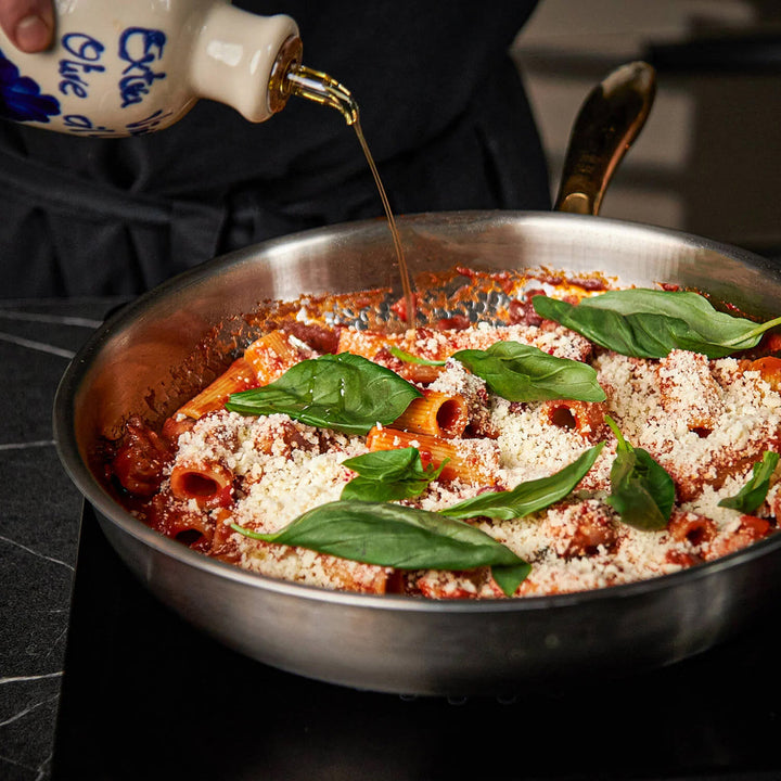 Kochen von Pasta in der Titan Pro Bratpfanne mit gehämmerter Titanoberfläche und gleichmässiger Hitzeverteilung