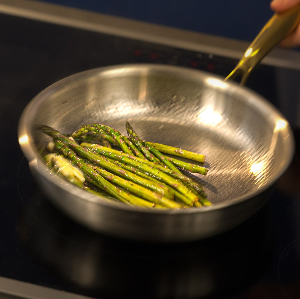 Grüner Spargel in der Titan Pro Bratpfanne mit gehämmerter Titanoberfläche