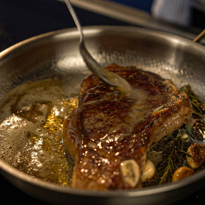 Steak scharf angebraten in der Titan Pro Bratpfanne mit gehämmerter Titanoberfläche für perfekte Röstaromen