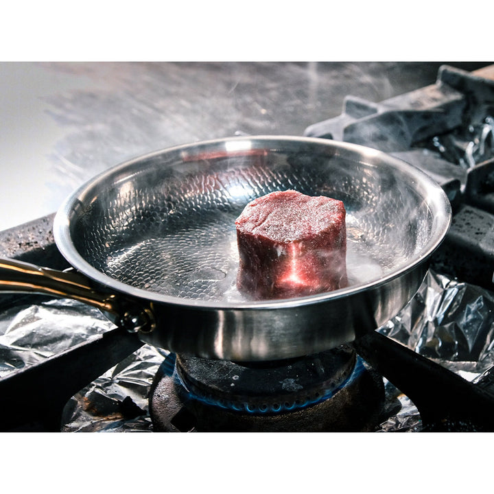 Titan Pro Duo Set, Pfanne mit Steak auf dem Gasherd