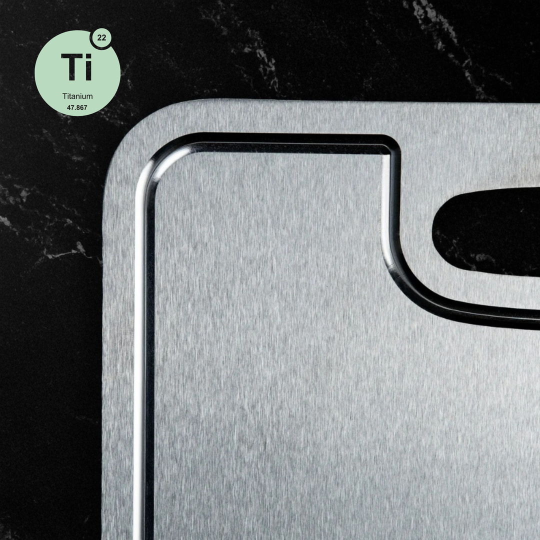 Titan-Schneidebrett, Detail von Saftrille und Griffloch