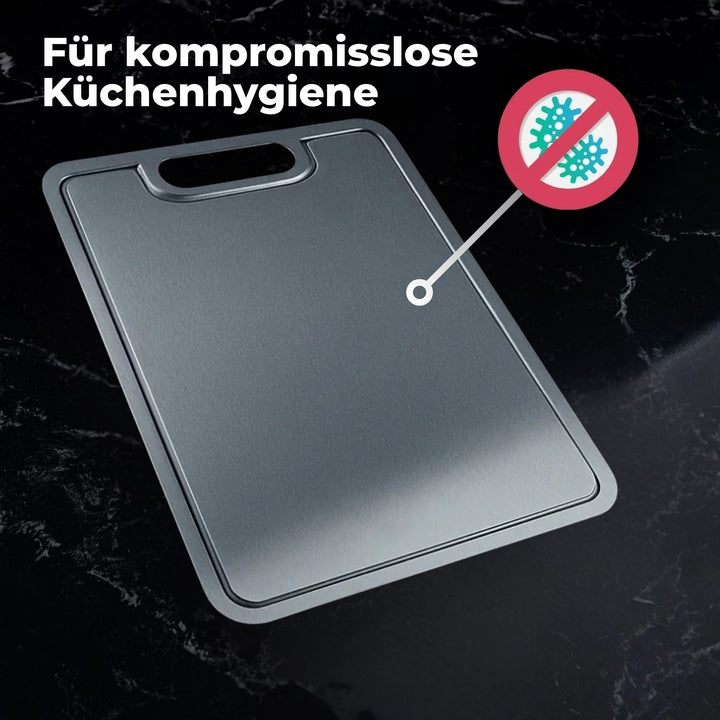 Titan-Schneidebrett mit Saftrille, schräg auf dunkler Steinfläche