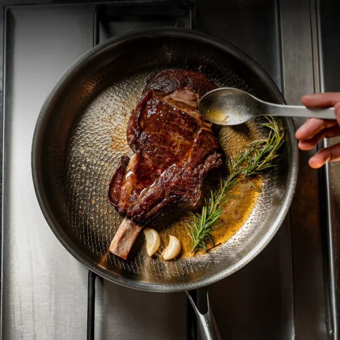 Titanium Pro Bratpfanne, Steak mit Rosmarin und Knoblauch, Ansicht von oben