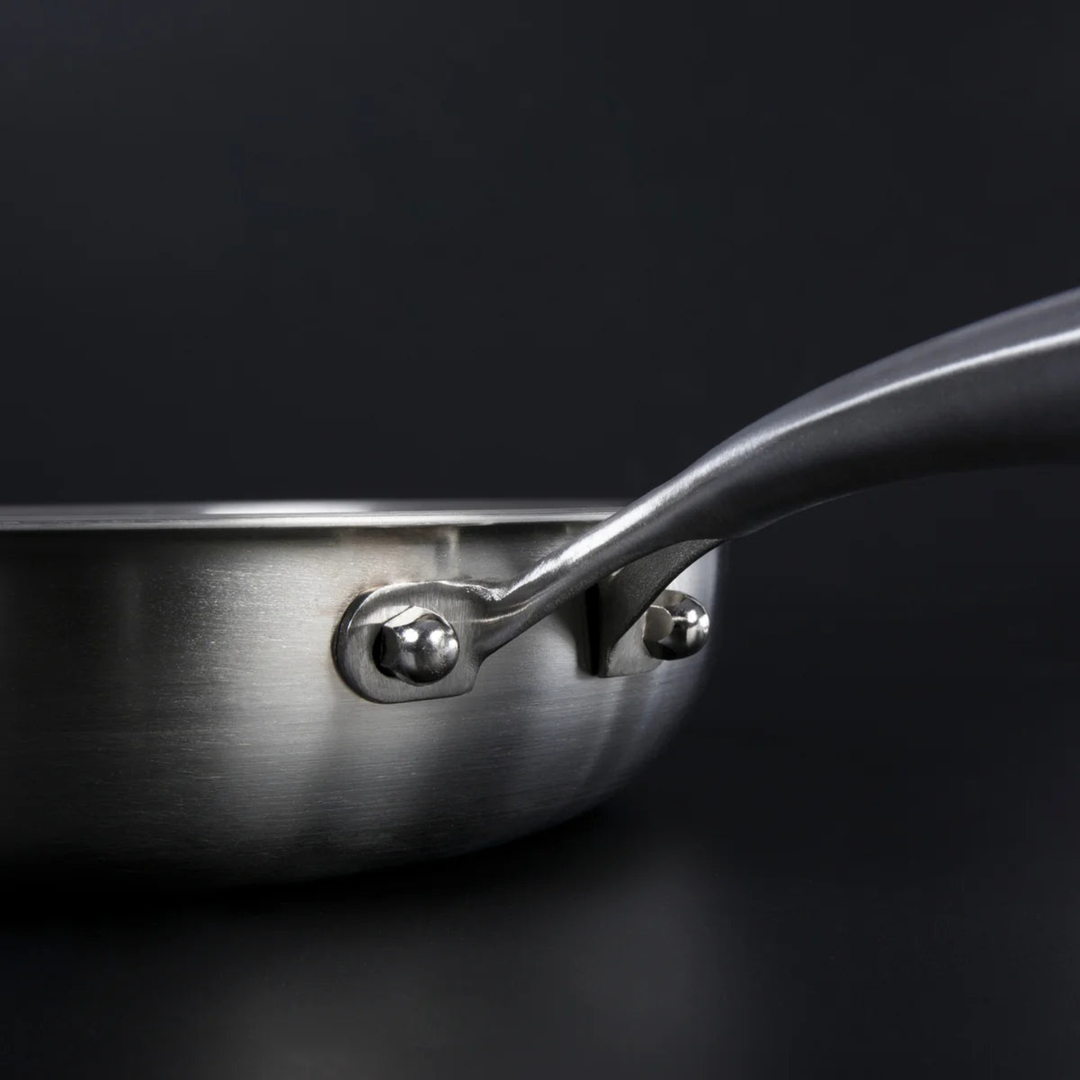 Poêle Titanium Pro, Titan Silver Edition, détail de la poignée rivetée