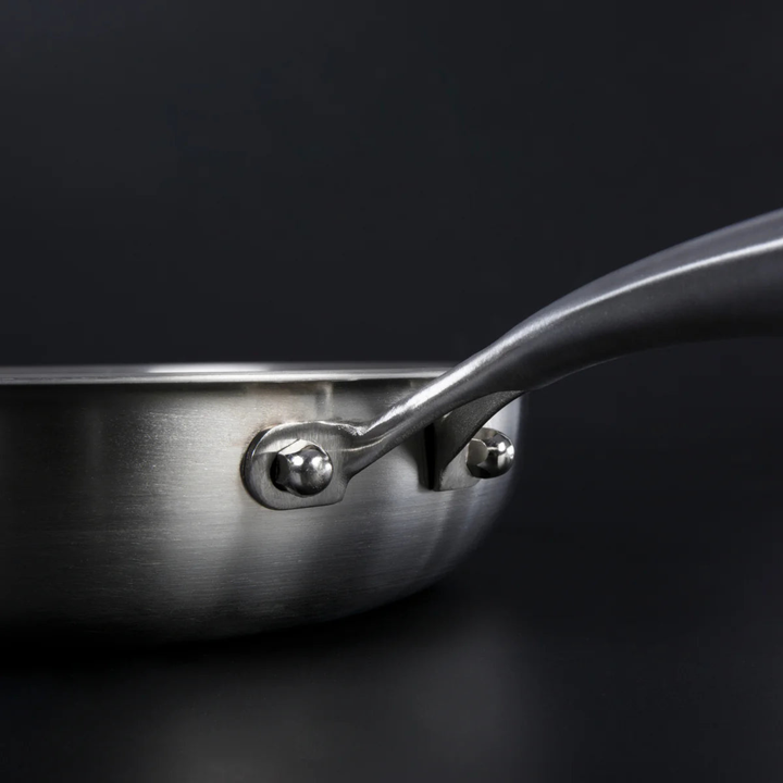 Poêle Titanium Pro, Titan Silver Edition, détail de la poignée rivetée