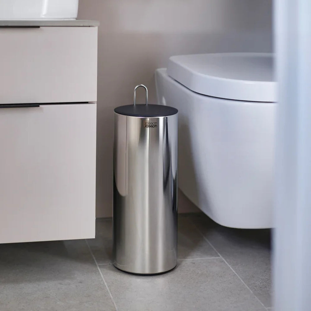 Toilettenpapierhalter Edelstahl schwarz im Badezimmer neben WC mit platzsparendem Design Joseph Joseph EasyStore Luxe