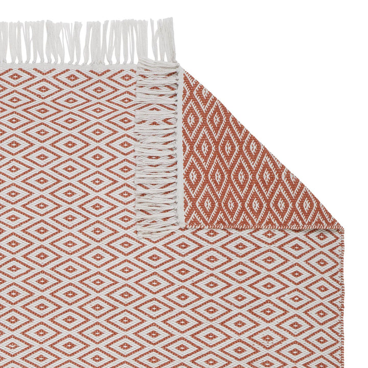 Urbanara Barota Teppich, Terracotta/Weiss, Ecke mit Fransen