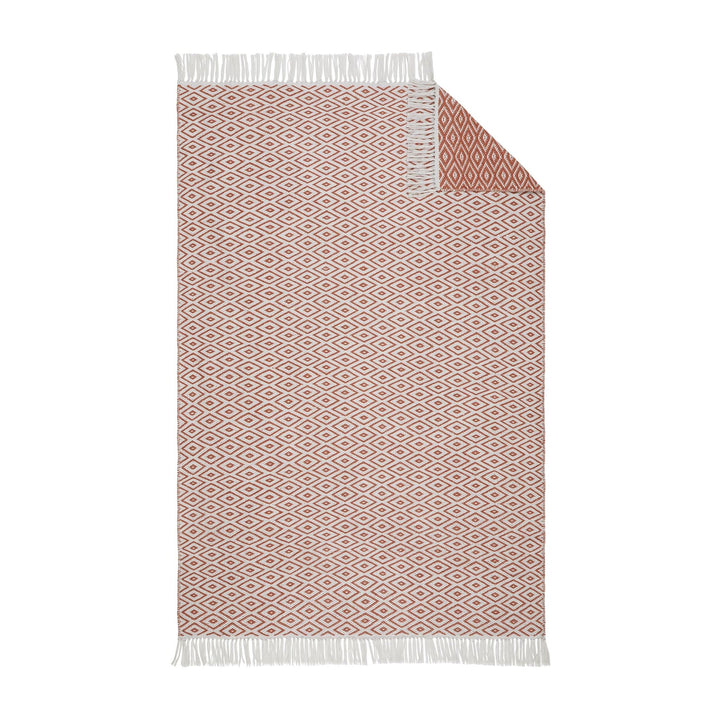 Urbanara Barota Teppich, Terracotta/Weiss, helle Seite mit umgeschlagener Ecke