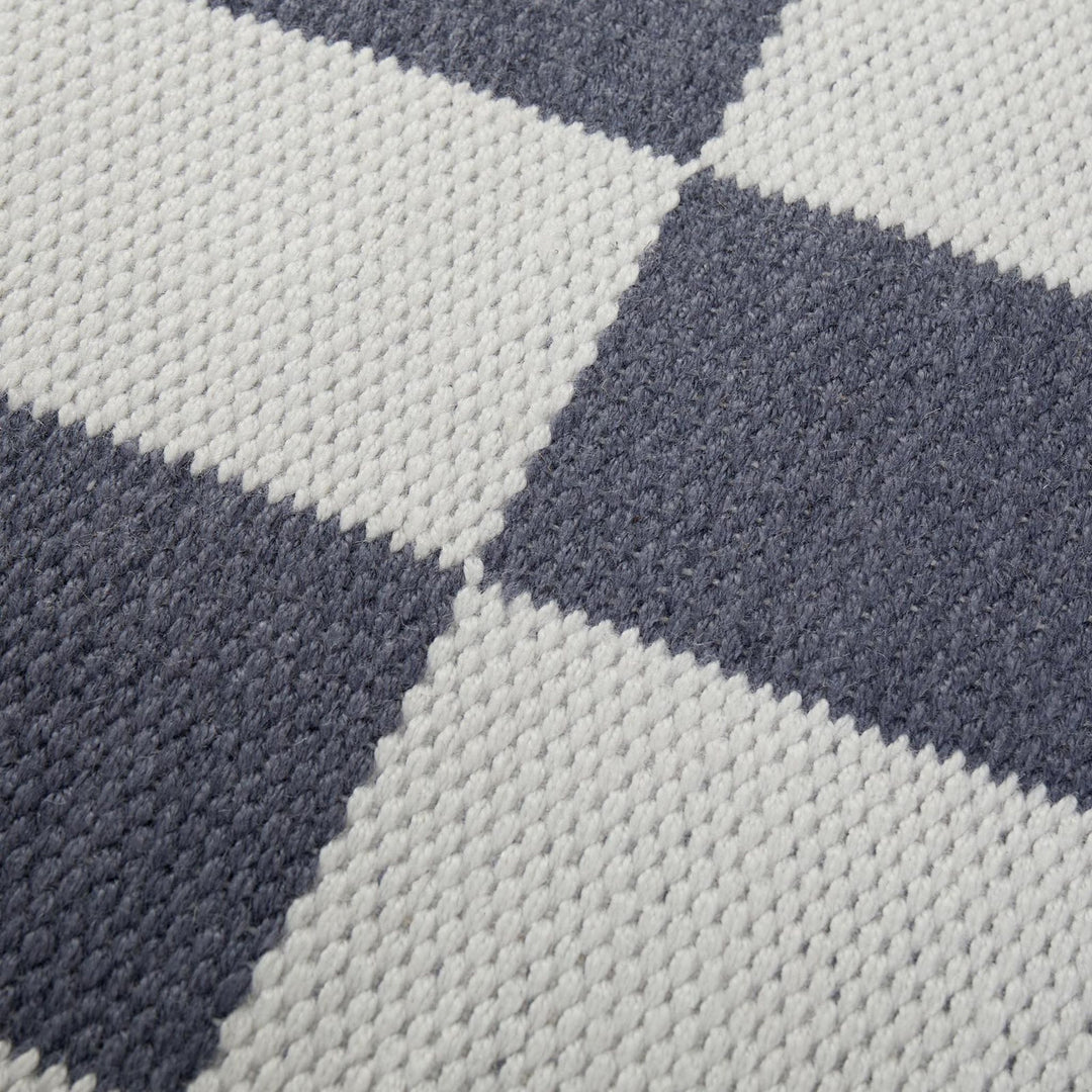 Urbanara Teppich Iniola, Blaugrau und Weiss, Gewebe in Nahaufnahme